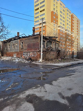 Центр города "украшает" разрушенное здание